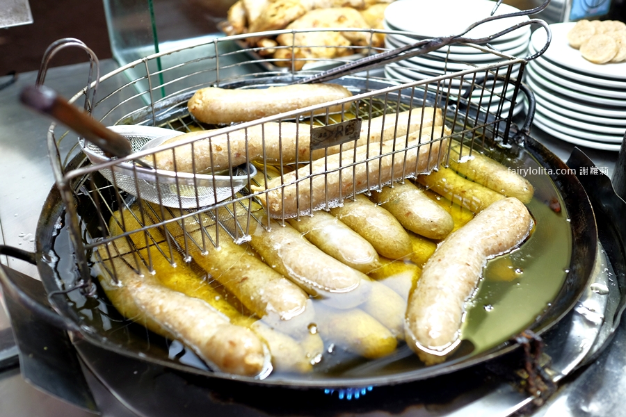 大橋頭黃大腸煎。深夜裡爆排40年老攤！人潮延綿超過3個店面太誇張！ @嘿!部落!
