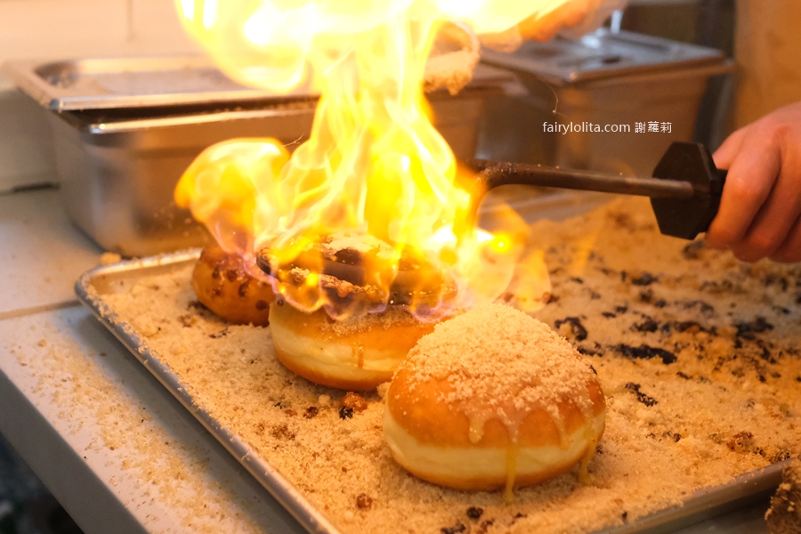 玩玩甜甜圈。嘉義爆紅燒糖甜甜圈，炙燒火烤超爆餡！ @嘿!部落!
