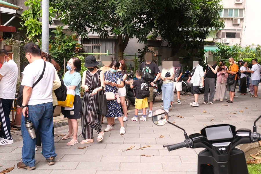 彰化肉圓（安東街肉圓）。大排長龍只為搶這一粒！2小時完售老闆直接拉鐵門！ @嘿!部落!