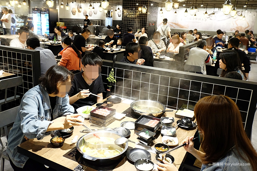 祥冨水產超市火鍋。龍蝦、活鮑魚只要188！全台第一家超市火鍋 生猛活櫥海鮮，深夜也能吃到活海鮮！ @嘿!部落!