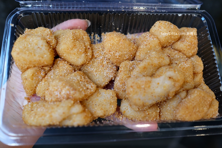 黃石市場傳統客家麻糬。這麻糬居然要用刀切？！25粒只賣50元！ @嘿!部落!