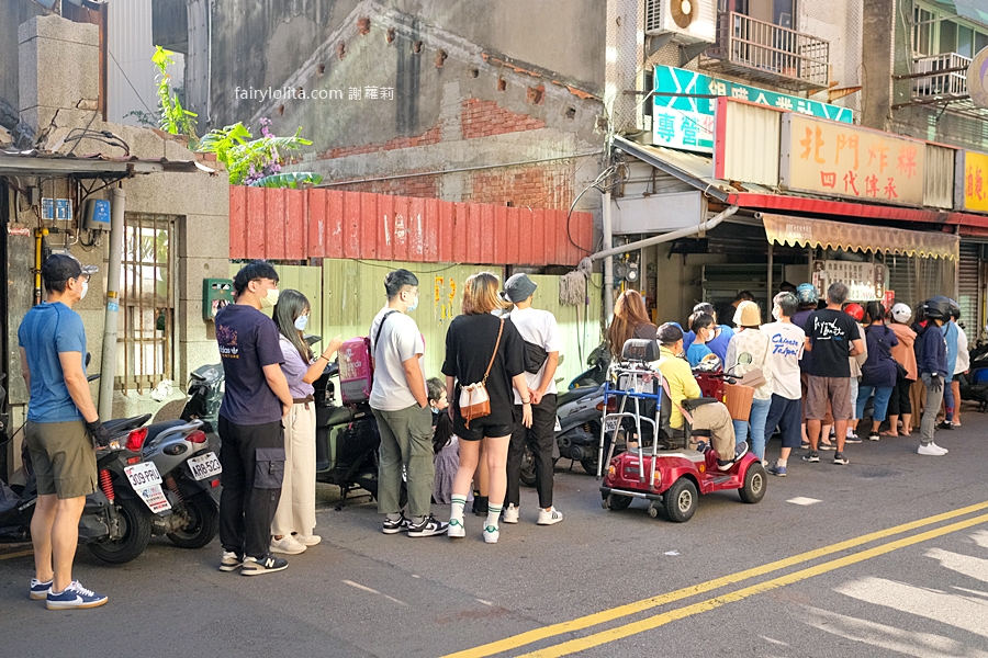 北門炸粿。還沒開店人潮就排爆，蚵嗲一粒只要15元！ @嘿!部落!