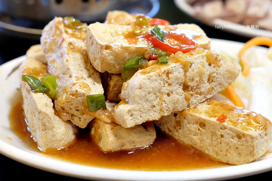 三元鵝肉小吃。爽嗑超頂鵝腿肉＋脆皮臭豆腐超酥！在地人激推隱藏版組合！ @嘿!部落!