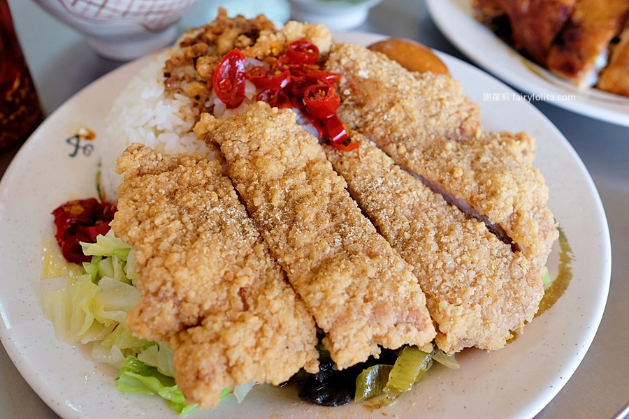 中央排骨飯。網友譽為「在地最強排骨飯」，無招牌藏身鐵皮屋，熱湯、飲料、白飯免費續！ @嘿!部落!