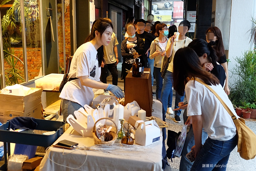 台中甜點 | 陸丘甜室。甜甜圈一咬狂爆餡！每日限量90顆，還沒開店就排隊，限時不到15分鐘完售搶光光！ @嘿!部落!