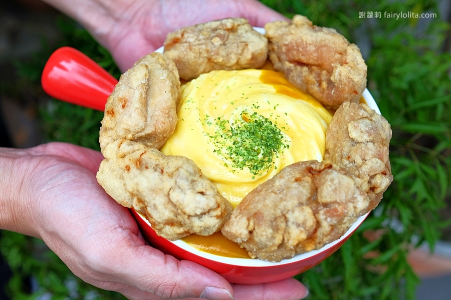 桃園美食 | 魔法樂廚手作咖哩。攤子神祕超低調，一天只賣5小時，咖哩飯炸雞浮誇爆量、多到整個炸出來！ @嘿!部落!