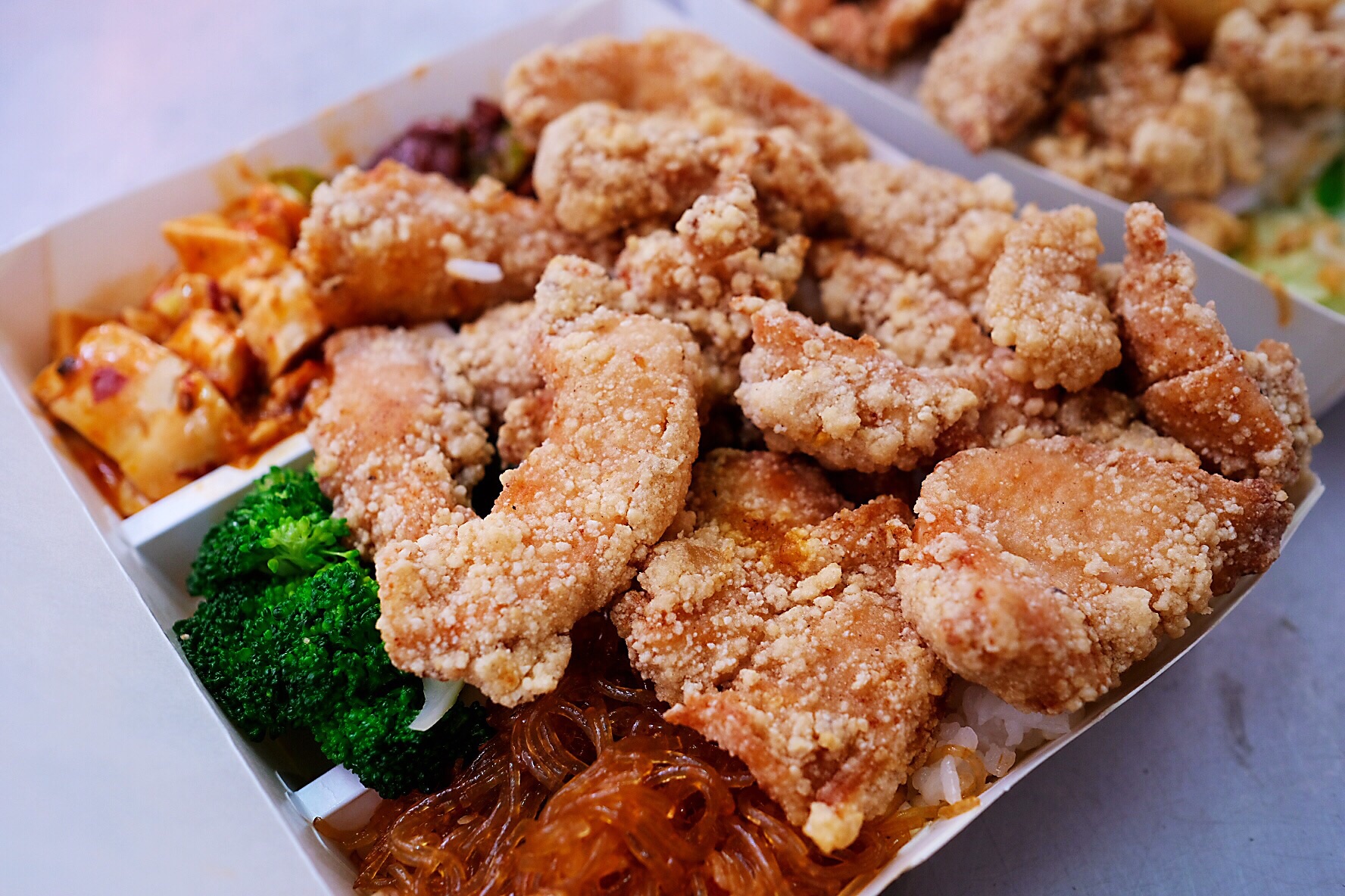 小李便當店。一天只賣3小時，神祕「隱藏版小雞飯」，浮誇排隊人潮滿到巷子口！ @嘿!部落!