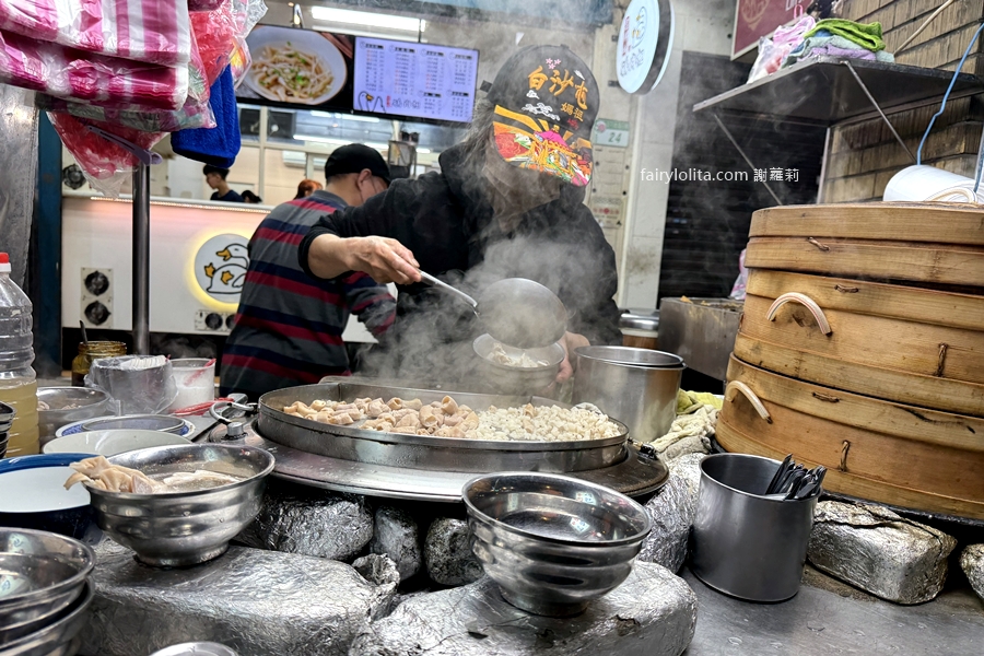 延三台北橋頭魯肉飯。在地排爆40年！巨無霸刈包大到像小枕頭，一顆比兩個拳頭還誇張！ @嘿!部落!
