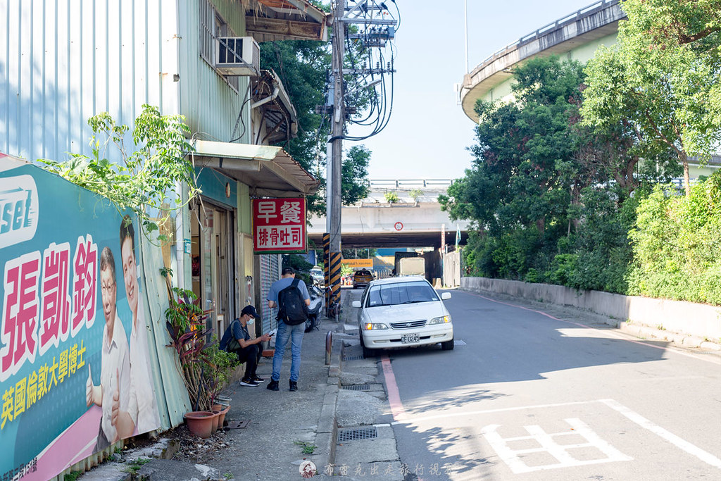 家有璽事排骨吐司｜有夠神秘的新店隱藏版早餐就藏在秀朗橋下必買整塊帶骨排骨吐司 @嘿!部落!