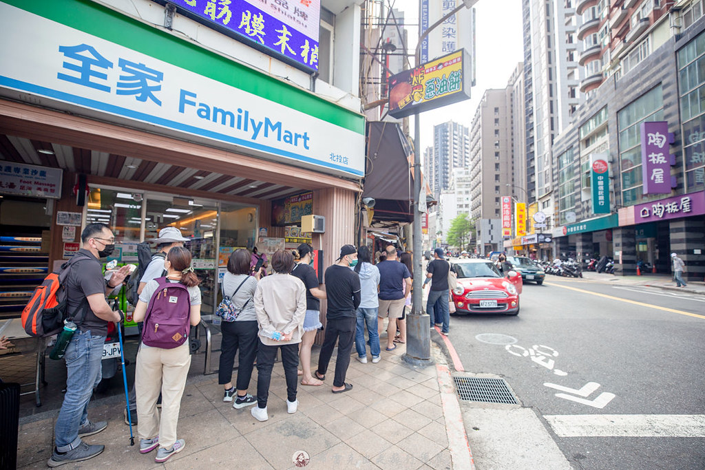 北投炸彈蔥油餅｜新北投站一出來炸起來像顆枕頭的排隊蔥油餅 @嘿!部落!