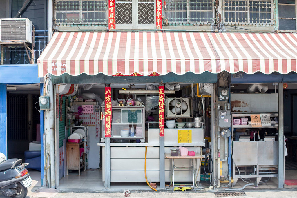 老張麵店｜嘉義西區麵店從在巷弄裡還有專屬停車場滷味是必點然後麵超大碗 @嘿!部落!