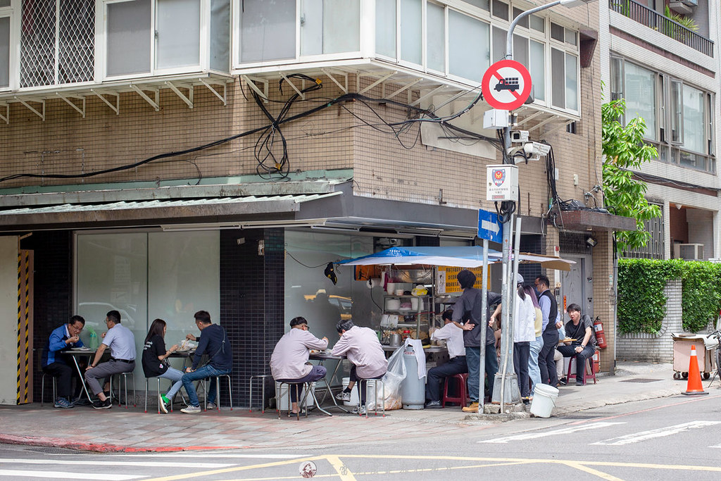 民生社區黑輪担｜藏在小巨蛋附近的隱藏版美食平日中午來幾乎都是客滿的 @嘿!部落!