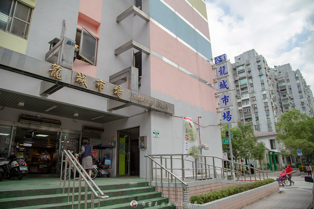 即時熱門文章：公園魷魚羹｜小巨蛋附近藏在龍城市場裡的必吃美食之一不起眼的小攤竟然40年的歷史