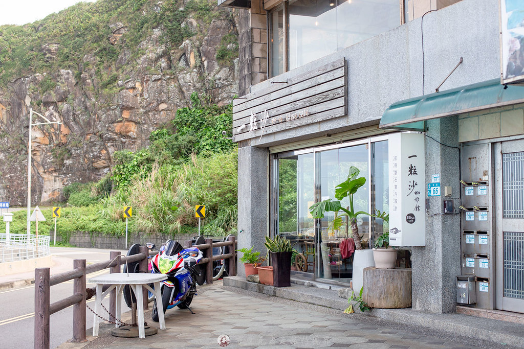 一粒沙咖啡館｜有無敵海景跟貓咪的萬里野柳咖啡廳一大片玻璃望出去就是大海與港口 @嘿!部落!