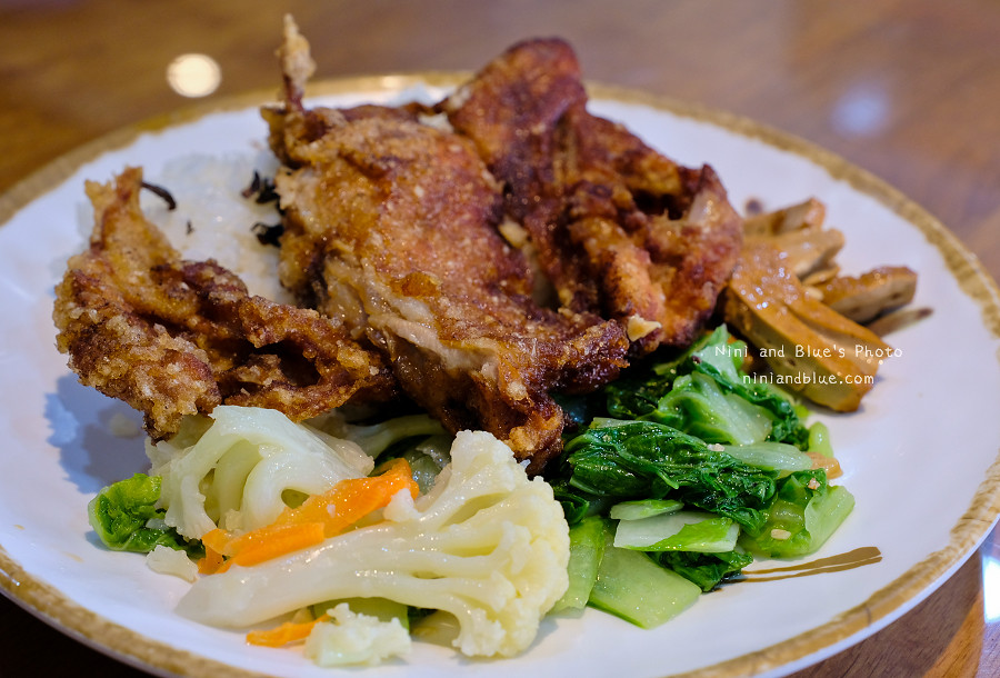 金大元草袋飯 |中華夜市旁的古早味，招牌排骨、雞腿草袋飯，台中便當推薦 @嘿!部落!