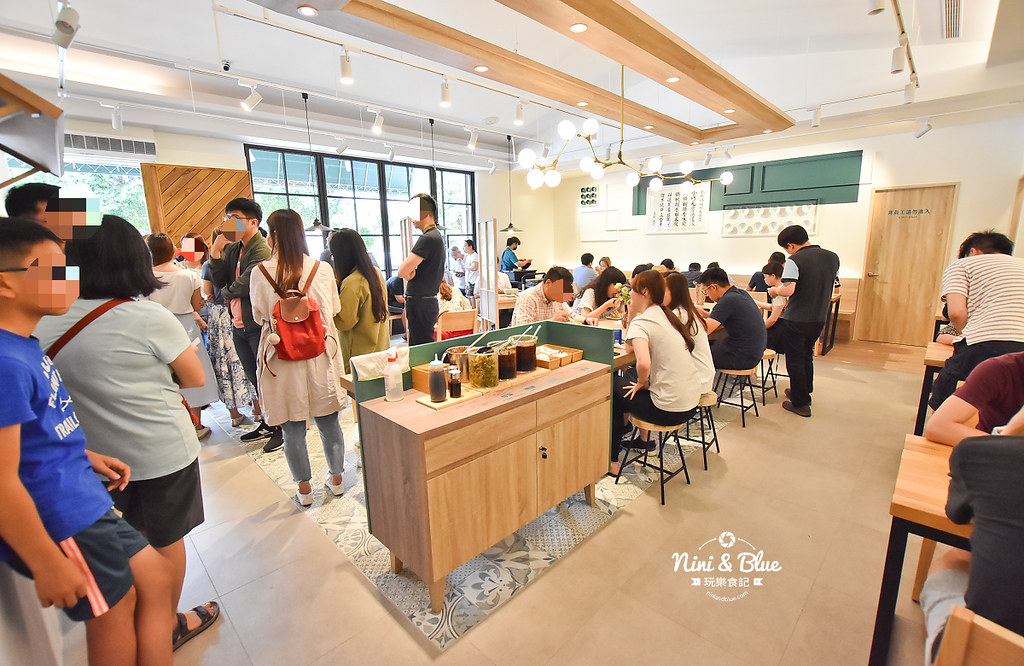 小六鍋貼 | 台中西屯區人氣鍋貼店，傳說中有心跳的爆漿鍋貼，只賣酸辣湯與鍋貼 @嘿!部落!