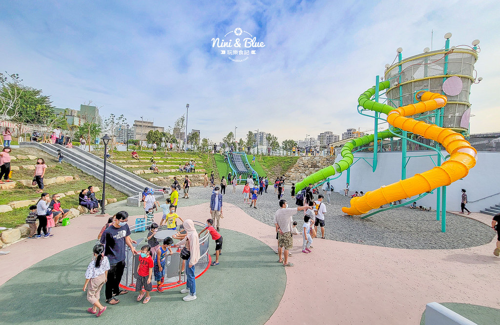 馬卡龍公園 |台中太平特色公園推薦，11公尺高水管旋轉溜滑梯、攀爬網、滑步車場、寵物公園