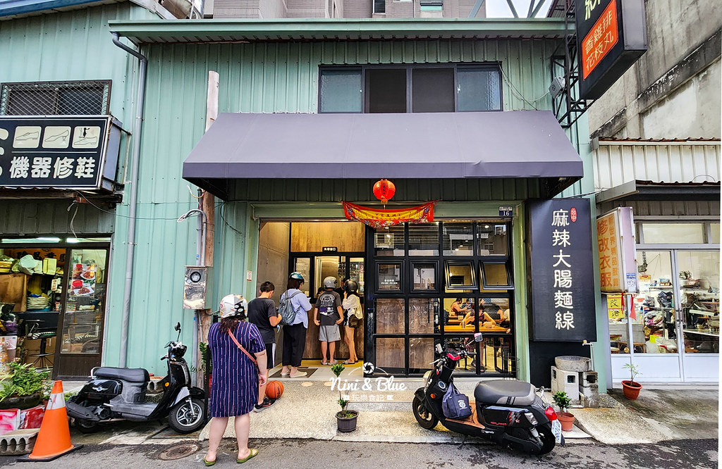 台中麻辣大腸麵線香雞排花枝丸-台中廣三sogo巷弄排隊美食，4樣就賣到嚇嚇叫 @嘿!部落!