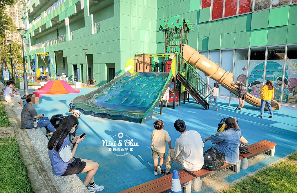LaLaport 小不點山丘兒童遊戲區 – 台中LaLaport北館旁的親子兒童公園，帝國製糖廠旁 @嘿!部落!