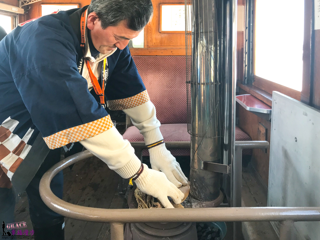 津輕鐵道暖爐列車｜青森縣日本 –充滿溫馨的冬季限定暖爐列車，車上品嘗烤魷魚搭配清酒欣賞雪白的風景 @嘿!部落!