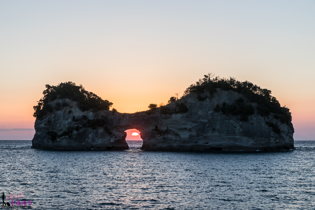 円月島｜和歌山日本–日本夕陽百選的美麗景點，夕陽餘暉下最美的天然海蝕洞 @嘿!部落!