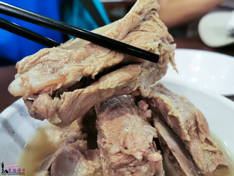 松發肉骨茶｜新加坡–濃郁的白胡椒湯頭溫和又暖胃，排骨肉質相當軟嫩，整個店面超復古 @嘿!部落!