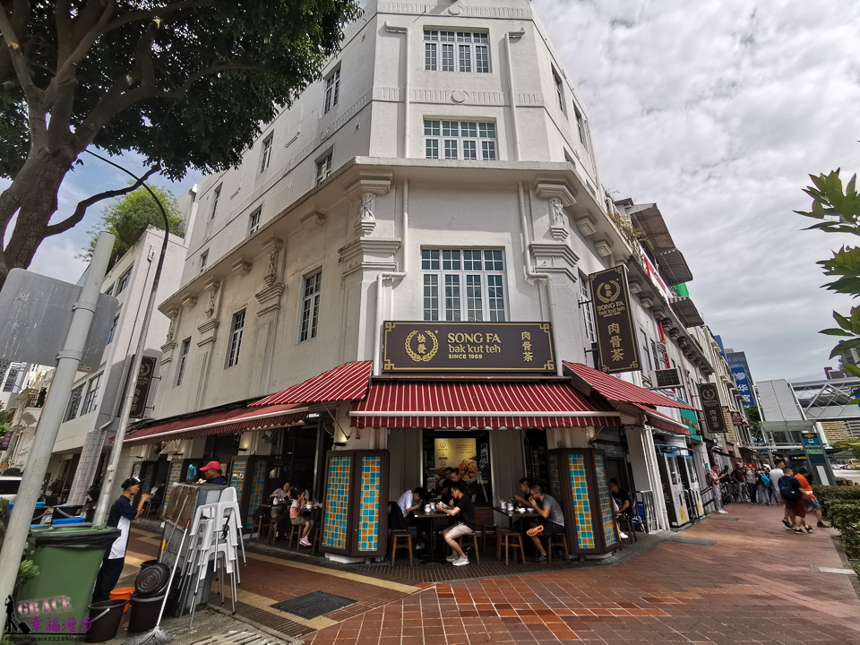 松發肉骨茶｜新加坡–濃郁的白胡椒湯頭溫和又暖胃，排骨肉質相當軟嫩，整個店面超復古 @嘿!部落!