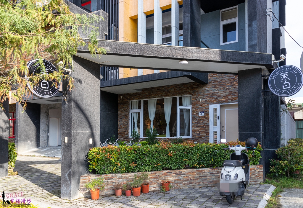 茉白花蓮夜市海景民宿｜花蓮市–在房間就可以欣賞到太平洋日出，民宿內有電梯和水果點心免費供給旅客食用