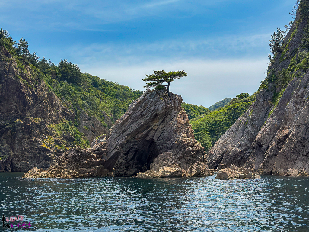 浦富海岸島巡遊覽船｜鳥取縣日本–搭乘環島小型船探索浦富海岸奇岩秘境，親身體驗湛藍海蝕洞之美 @嘿!部落!