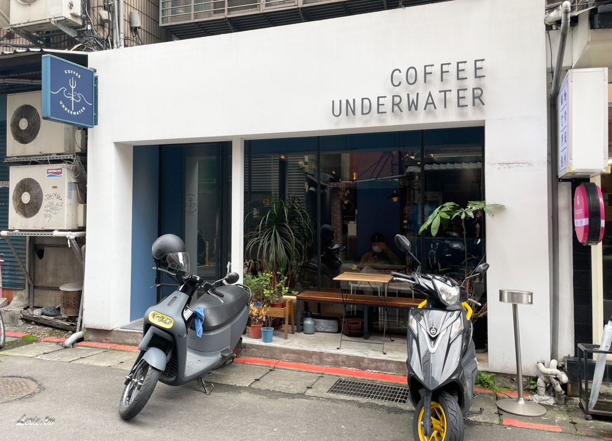 Coffee Underwater南京復興咖啡廳|特色咖啡調飲，寧靜舒服的深藍色咖啡基地，台北不限時有插座wifi咖啡廳 @嘿!部落!