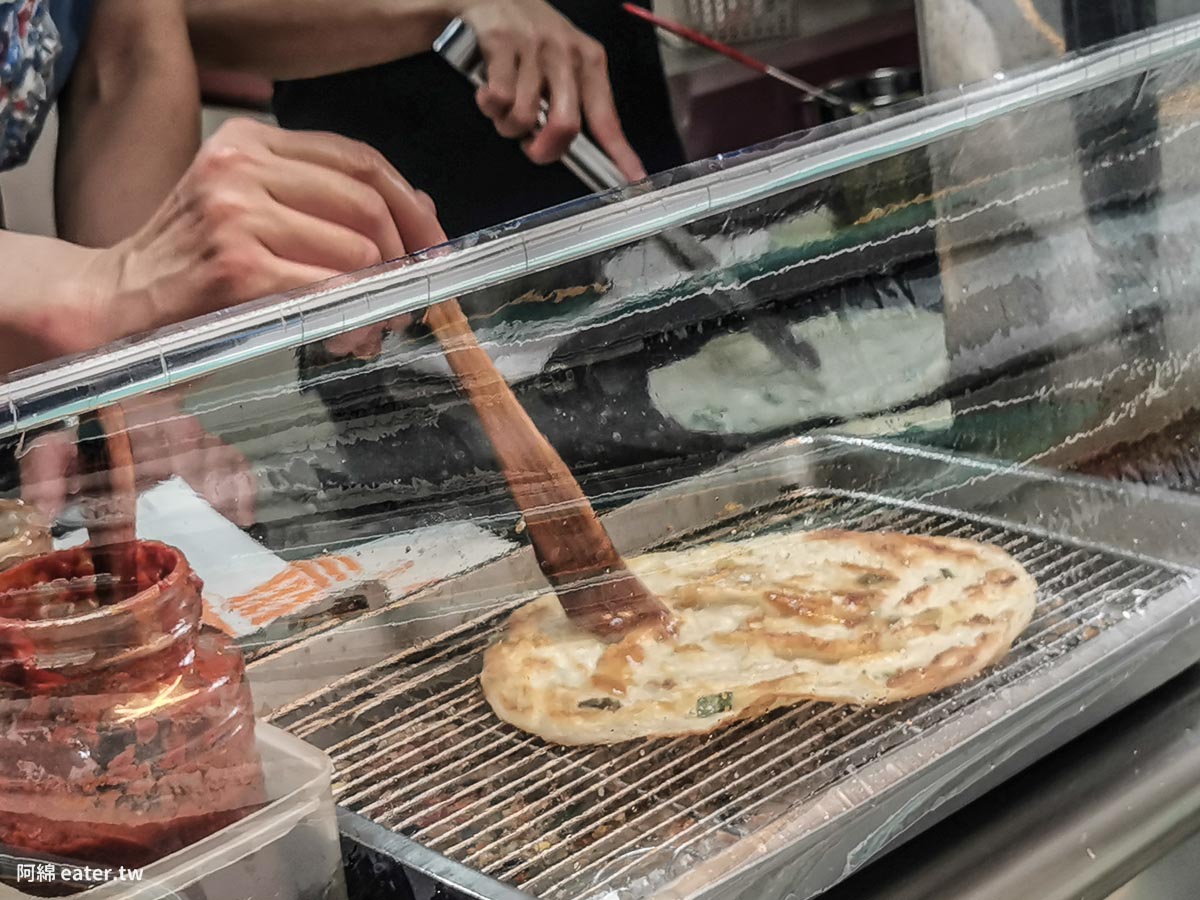 桃園美食|東國街蔥油餅-東門國小旁無名蔥油餅，一天只開3.5小時，排隊人潮沒停過附菜單價錢、停車交通2022 @嘿!部落!