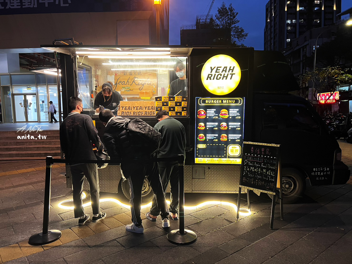 餐車推薦｜Yeah Right Food Truck｜咬下去噗滋有肉汁的牛肉漢堡，吃一個絕對不夠 @嘿!部落!