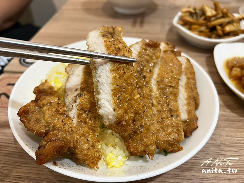 小本經營｜排骨炒飯必點，厚實又多汁的排骨，粒粒分明的炒飯很有水準 @嘿!部落!