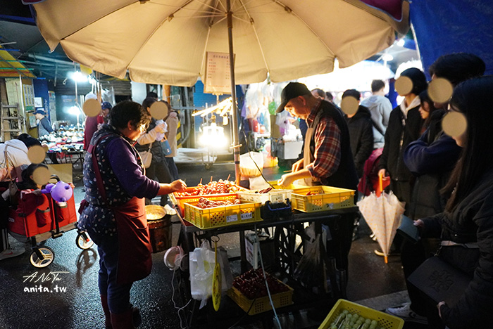 基隆夜市必吃甜點．炭火煮糖「李仔串糖葫蘆」薄脆的糖衣不黏牙甜而不膩 @嘿!部落!
