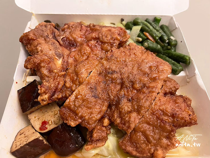 老秦記排骨｜台灣溫體豬肉質鮮甜軟嫩多汁，超人氣炸排骨必點，平價便當推薦 @嘿!部落!