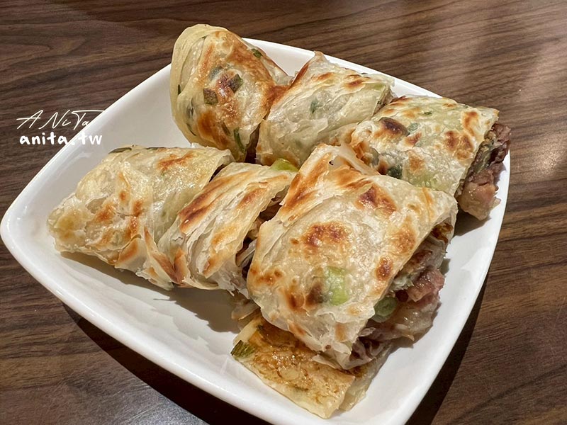 翟記牛肉麵食館 通安店｜大餅捲牛肉意外的好吃，內用還有飲料無限暢飲 @嘿!部落!