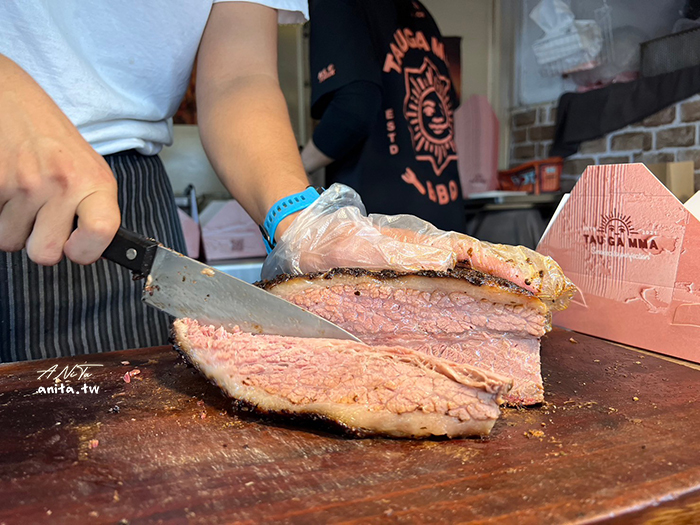 餐車推薦｜Tau ga mma頭家嬤煙燻BBQ美式餐車．蘋果木低溫煙燻長達14小時，肉軟嫩多汁 @嘿!部落!