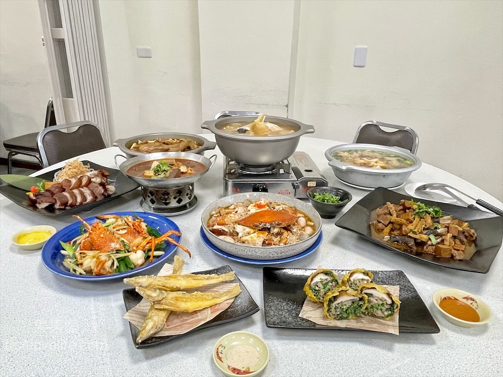 新魚港海鮮餐廳&rang;苗栗苑裡寵物友善海鮮餐廳，很跳tone的海產店，除了現撈海鮮熱炒外，還有麻辣系列料理和德國豬腳/寵物友善餐廳 @嘿!部落!