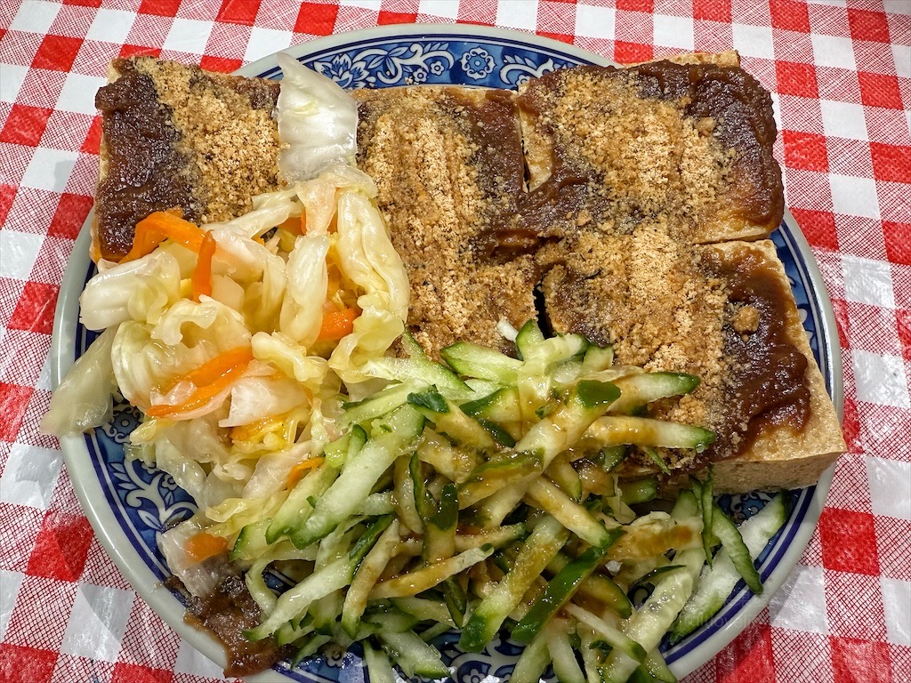 雙福佳脆皮臭豆腐&rang;台中南屯臭豆腐，除了傳統口味的臭豆腐外，還有三種創意口味的臭豆腐，讓人蠻驚豔的 @嘿!部落!