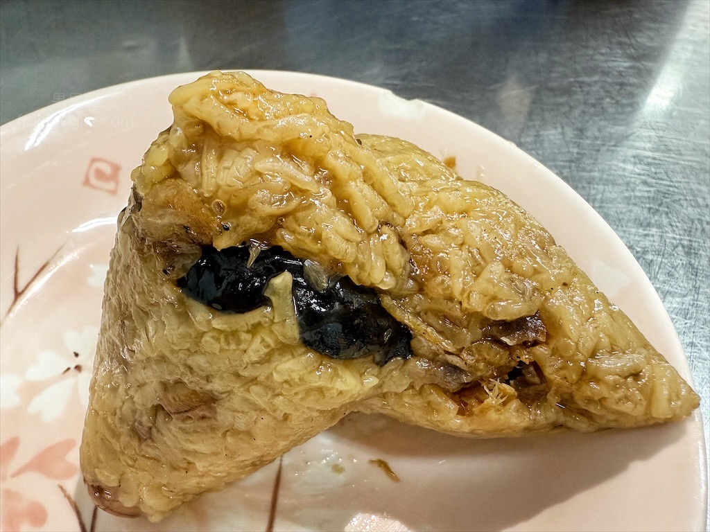 成功美食〉新北蘆洲小吃店，蘆洲廟口夜市平價小吃，南部肉粽內餡很豐富