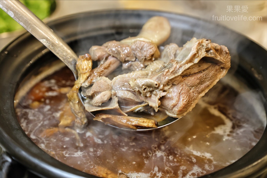 霸味炭燒薑母鴨員林店〉彰化員林薑母鴨，便宜又好吃的薑母鴨，濃郁的薑香，軟嫩的鴨肉，吃完全身暖呼呼/寵物友善餐廳