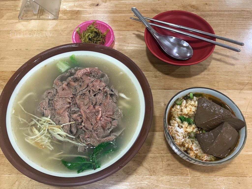 老鑼牛肉麵&rang;台中南區美食，在地老字號的牛肉麵店，必吃內用限定的生涮牛肉麵，還有老饕最愛的麻辣鴨血泡飯 @嘿!部落!