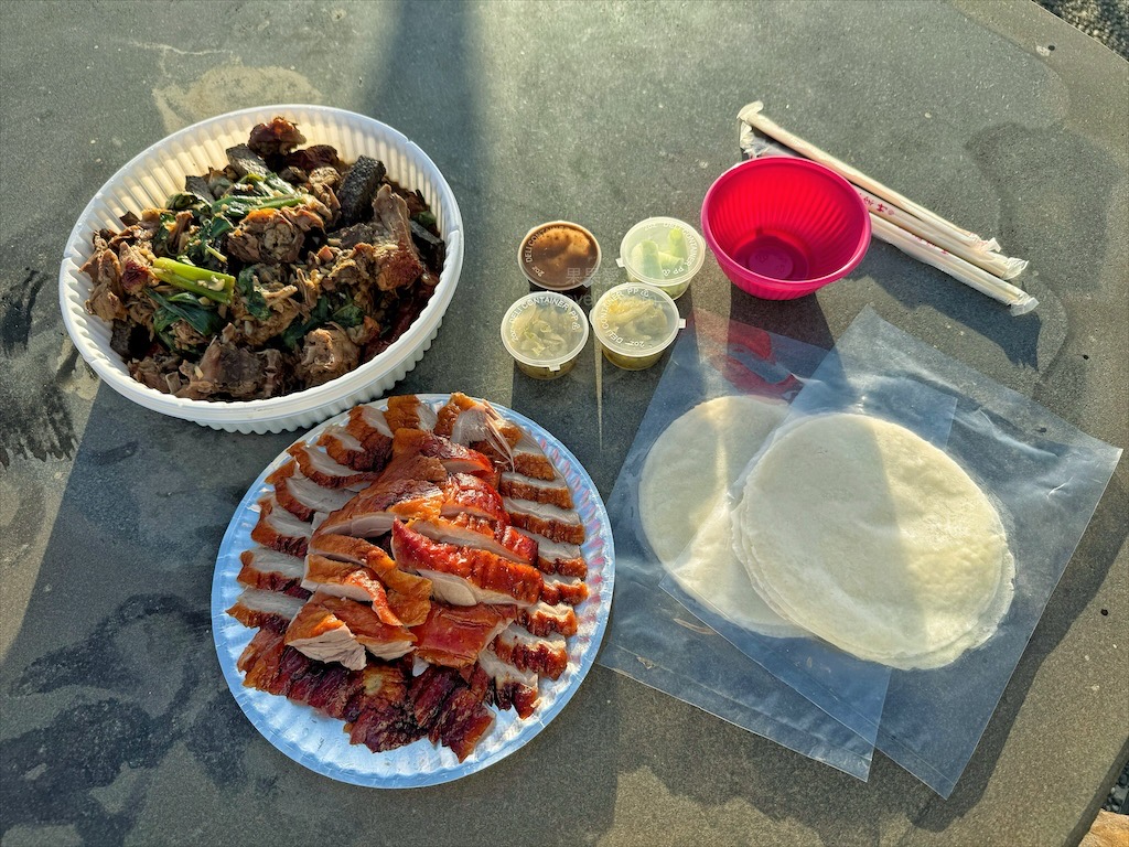 林記北平烤鴨 | 苗栗通霄烤鴨，藏身巷弄鐵皮屋裡的北平烤鴨，鴨皮Q軟，肉質鮮嫩，記得要再點上一份米血 @嘿!部落!