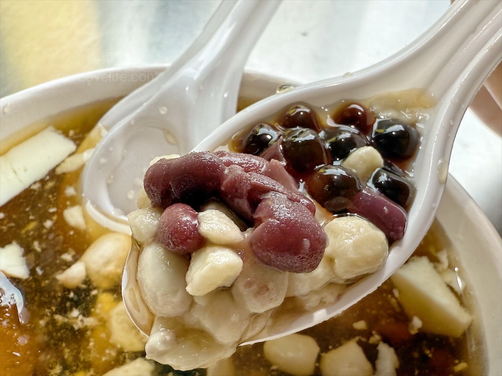水湳鄒豆花&rang;台中西屯豆花，水湳市場傳承超過一甲子的豆花店，豆花綿密柔軟，配料也不馬虎 @嘿!部落!