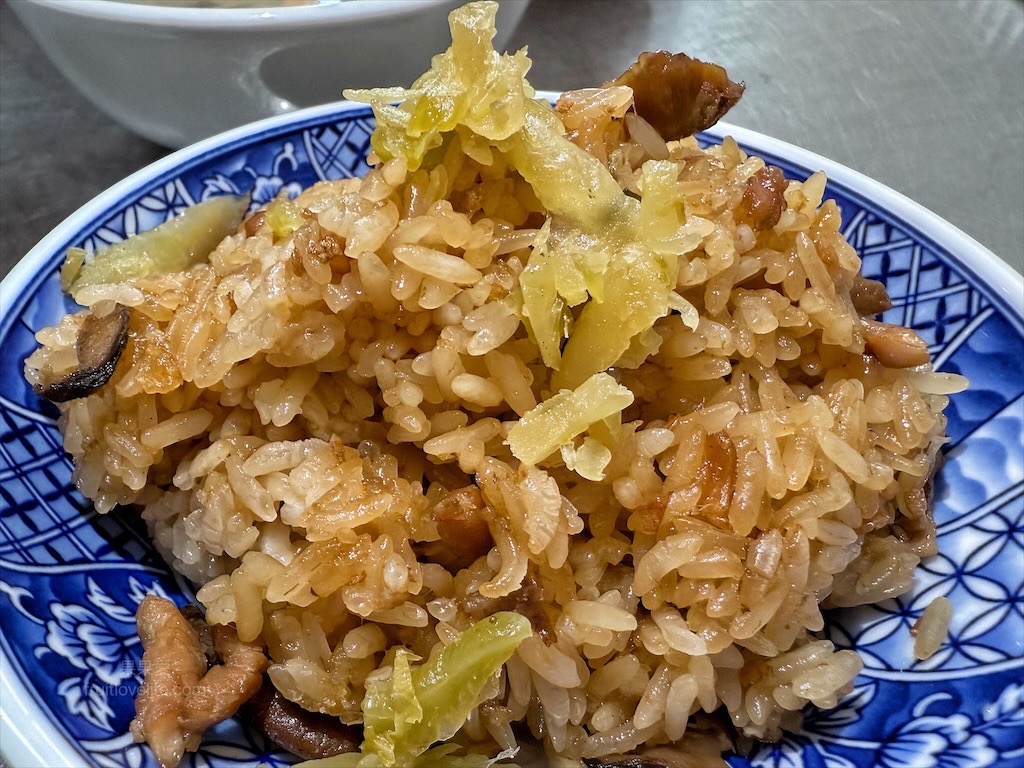 松柏坑油飯〉南投名間早午餐，松柏嶺受天宮銅板美食小吃，來松柏嶺不能錯過的古早味油飯，自製油飯醬很加分