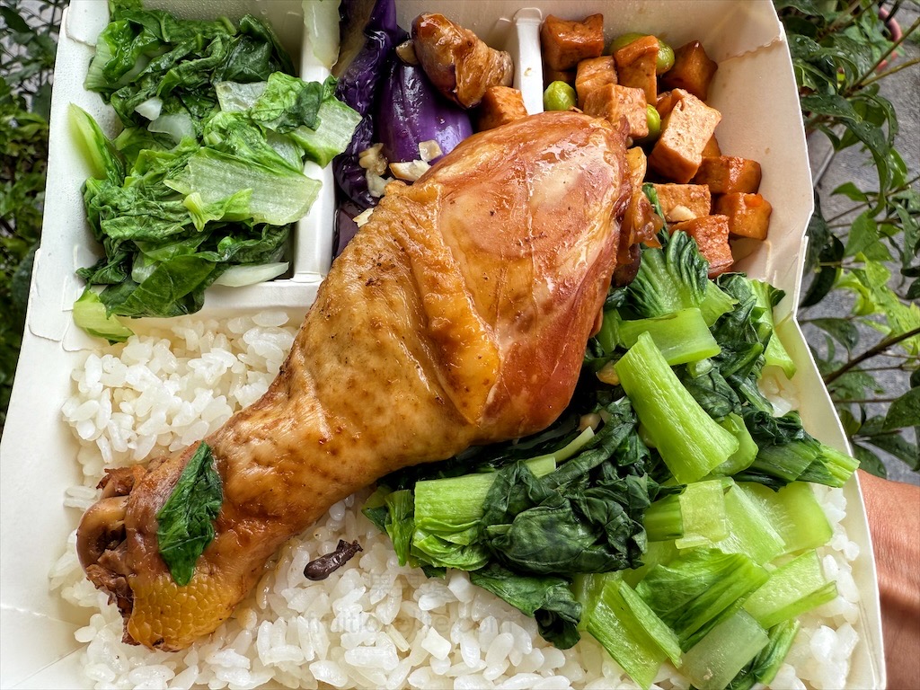 飄香懷舊便當&rang;台中南區便當，興大平價便當，主菜 四配菜只要70元，有9種主菜可選擇 @嘿!部落!
