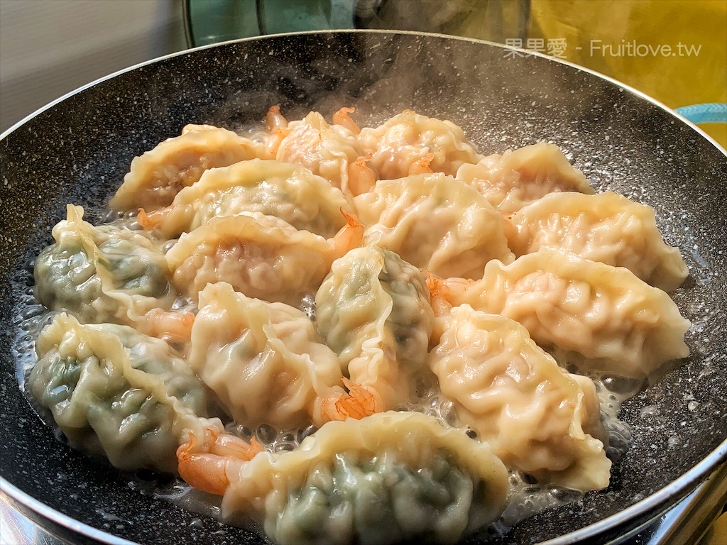 華ㄟ煎餃 | 台中大里美食，一整隻蝦子放進煎餃裡，每一顆都是透亮又飽滿，色香味具全，共有三種口味可以選 @嘿!部落!