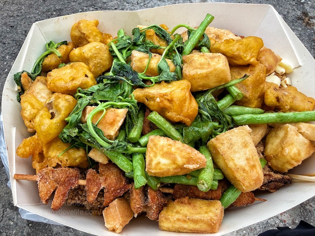 閒酥雞|雲林斗六鹹酥雞，炸物選項豐富，蒜片九層塔增添香氣，下午點心、宵夜推薦 @嘿!部落!