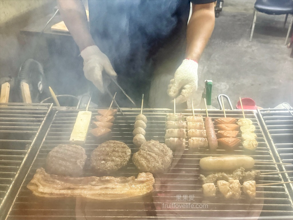 武燒烤&rang;台中南屯燒烤，獨特烤醬的炭火燒烤，不能錯過有厚度的肉排漢堡，一口咬下滿滿肉汁 @嘿!部落!