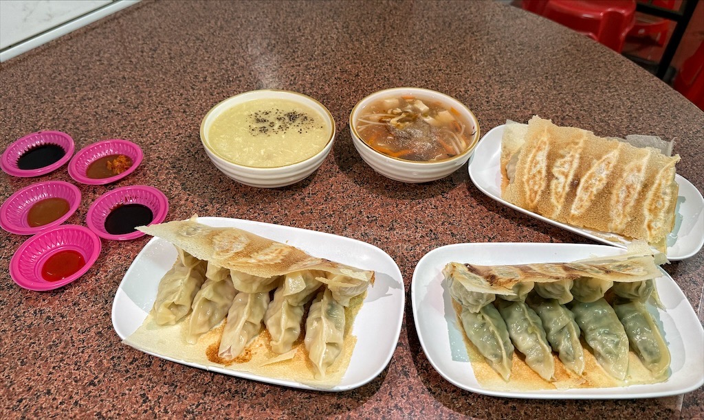阿宏煎餃|彰化線西煎餃、水餃，就藏身在民宅內的美味小吃，金黃酥脆的煎餃就是要配上玉米濃湯或酸辣湯 @嘿!部落!